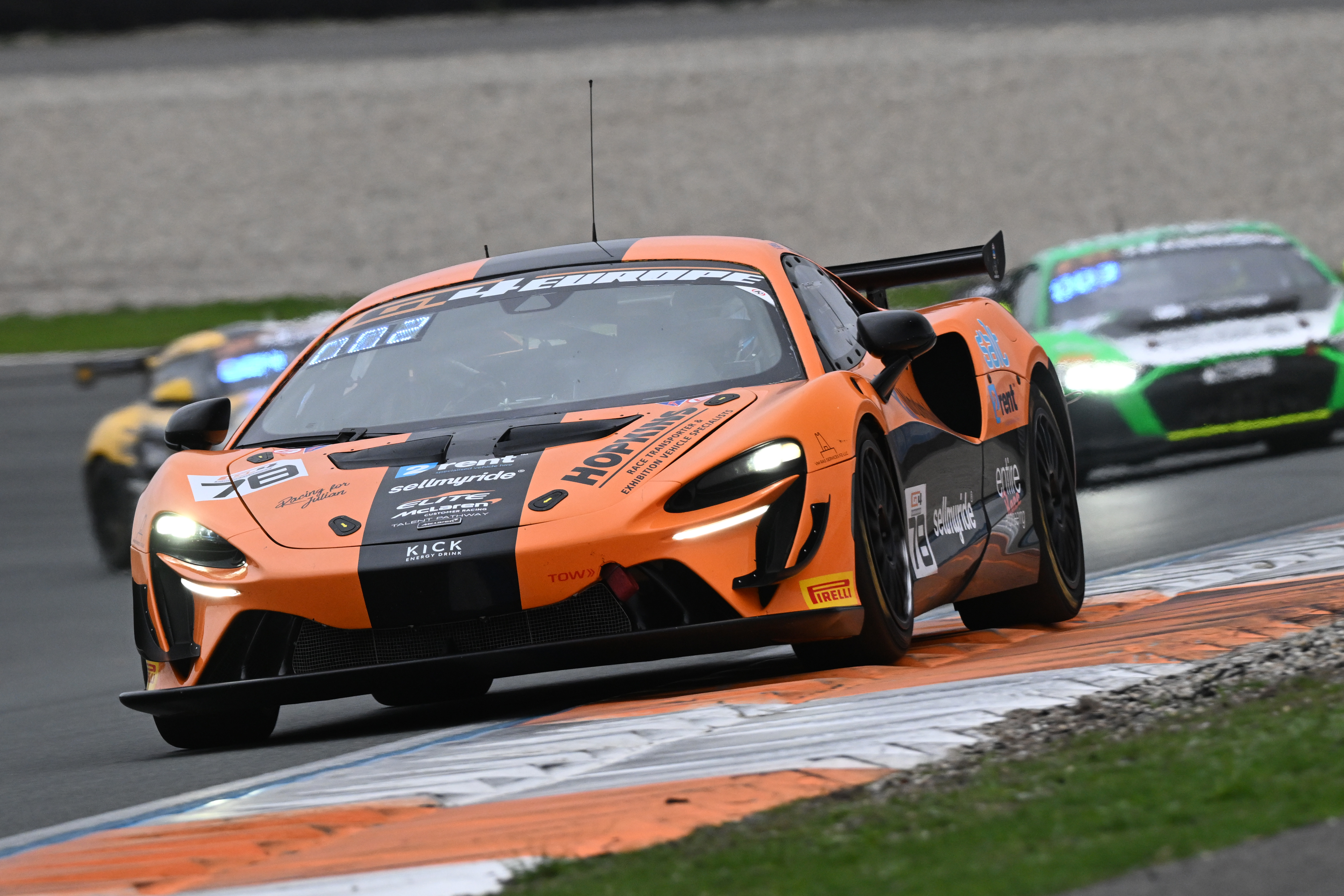 Elite double helps Cresswell and Hart snatch championship lead