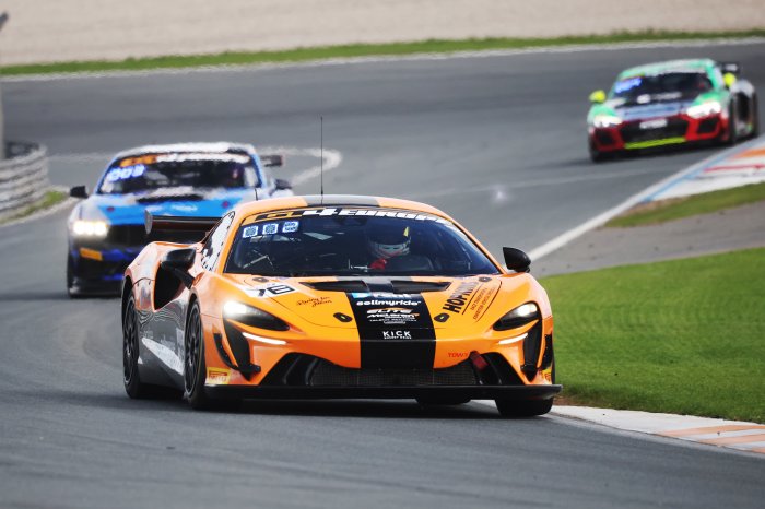 Elite double helps Cresswell and Hart snatch championship lead