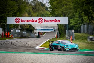 #18 Hella Pagid - racing one DEU Aston Martin AMR Vantage GT4 Henrik Lyngbye Pedersen DNK Markus Lungstrass DEU Am, GT4, Race 2
 | SRO / Jules Benichou - 21creation