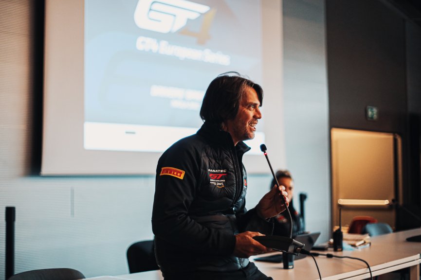 Briefing, GT4
