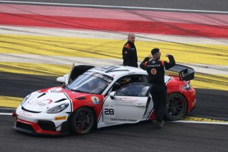 #28 - AV Racing - Ajith KUMAR - Porsche 718 Cayman GT4 RS CS extraction demonstration
 | SRO / JEP