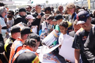 Fans at the Autograph Session
 | SRO / JEP