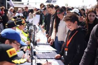 Fans at the Autograph Session
 | SRO / JEP