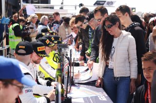 Fans at the Autograph Session
 | SRO / JEP