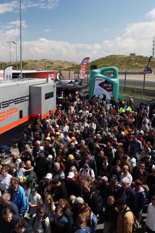 Fans at the Autograph Session
 | SRO / JEP