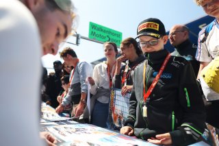 Fans at the Autograph Session
 | SRO / JEP