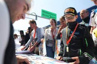 Fans at the Autograph Session
 | SRO / JEP