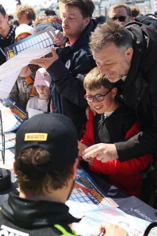 Fans at the Autograph Session
 | SRO / JEP