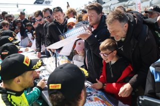 Fans at the Autograph Session
 | SRO / JEP