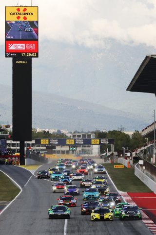 #78 - Elite Motorsport with Entire Race Engineering - Josh RATTICAN - McKenzy CRESSWELL - McLaren Artura GT4 Leads Race Start
 | SRO / JEP