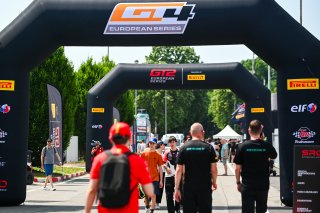 Fans passing through the GT4 arch in Monza | SRO / JEP