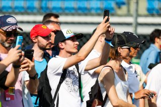 Fans on the grid before the GT4 European race | SRO /JEP