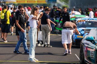 Fans on the grid before the GT4 European race | SRO /JEP