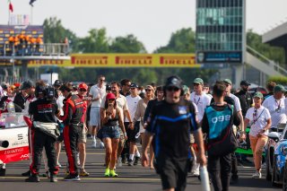Fans on the grid before the GT4 European race | SRO /JEP