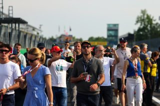 Fans on the grid before the GT4 European race | SRO /JEP