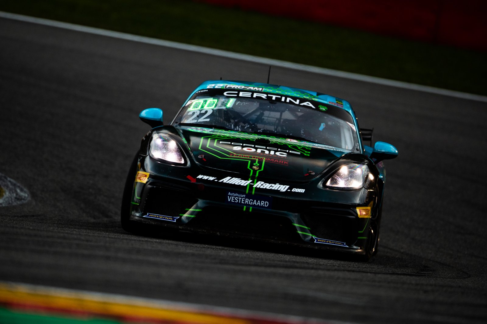 Bastian Buus continues to set the pace in Spa