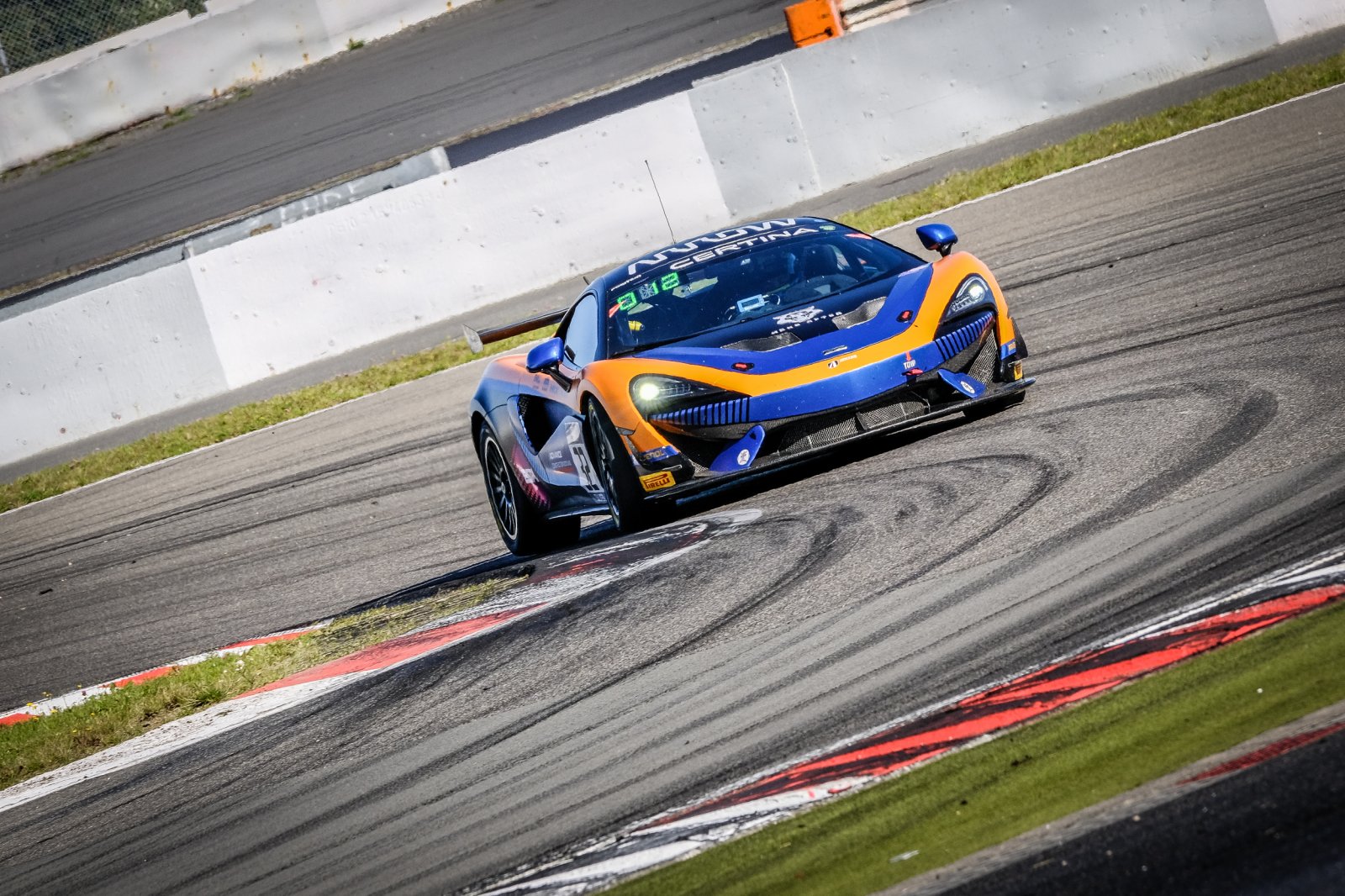 Late flyer puts United Autosports McLaren on top in first Nürburgring practice